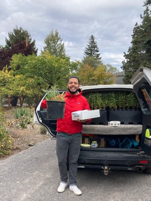 Zavier Borja from Vámonos Outside loads up milkweed for delivery! Photo: Land Trust.