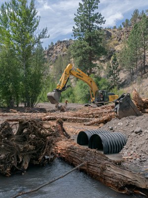 Construction crews work on the Whychus Creek restoration at Rimrock Ranch. Photo: Rick Dingus.