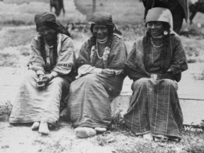 Sahaptin young women. Photo: Deschutes County Historical Society.